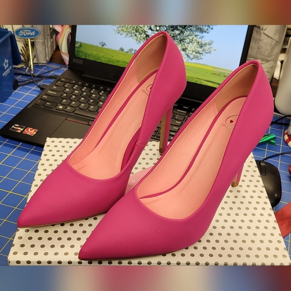 Delicious Women's Pointy Pump Hot Pink Cindy Size 8 Medium 4" Heel - Picture 1 of 9